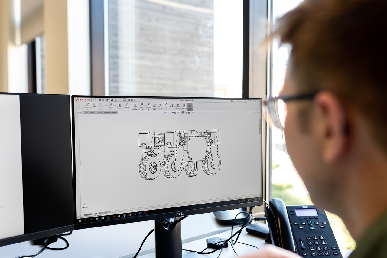Inżynier analizujący model 3D maszyny w programie CAD