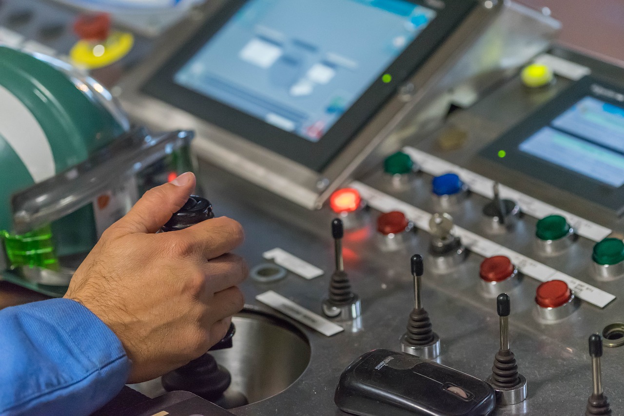 Pracownik obsługujący panel sterowania automatyki przemysłowej